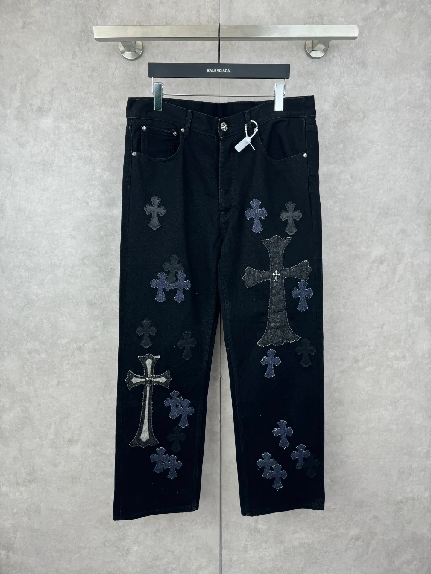 P750 Chrome Heart CH hardware washed and spliced ​​cow king jeans Size: 30/32/34/36/38 Use genuine levis502 as the base plate. Purchase the original version at 5W. Heavy washing, frayed and distressed, customized cowhide cross. After dyeing, it will be fixed and will not fade. Full right-angle fit and hand-cranked embroidery threading, a total of 5 small silver nails on the whole body, 1 silver medal and 5 Cross Scout flower buttons. The silver content is 85%. It is not made of 925 silver because the silver content is too high and it will easily turn black and oxidize, which affects the appearance. The printing adopts the garment screen water slurry printing process.